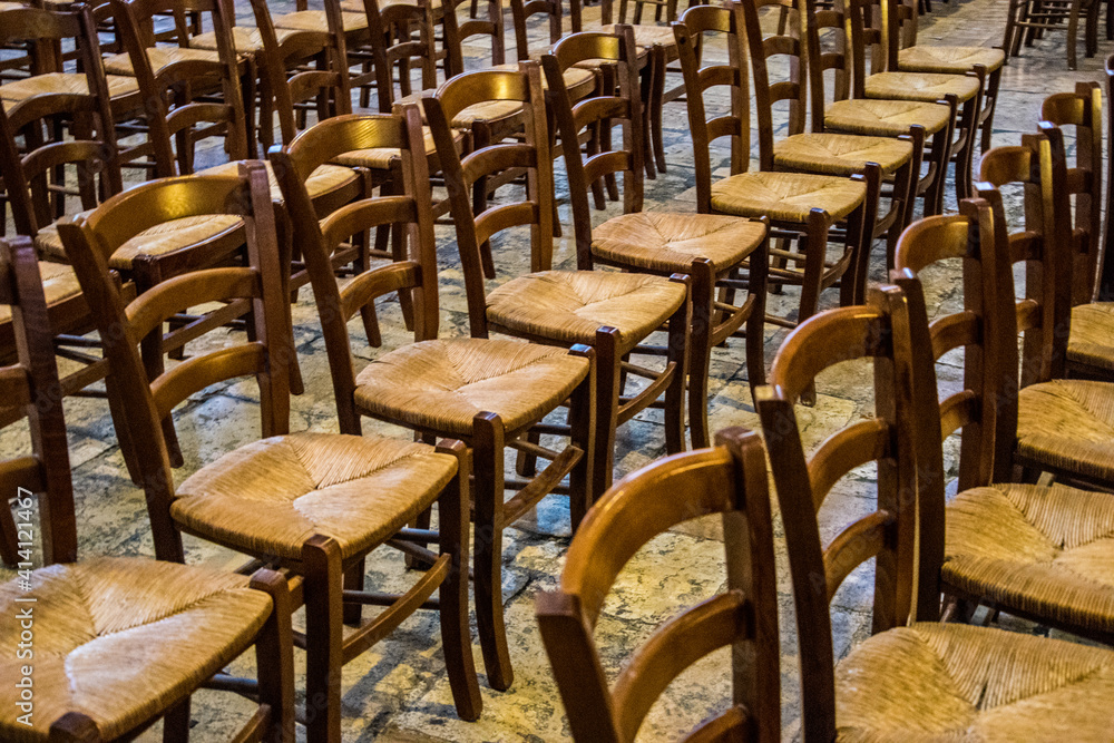 Alineación de sillas para los fieles de una iglesia