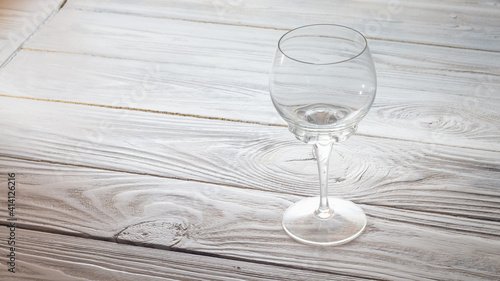 Obraz na płótnie An empty glass of champagne or wine on a wooden white background w salonie