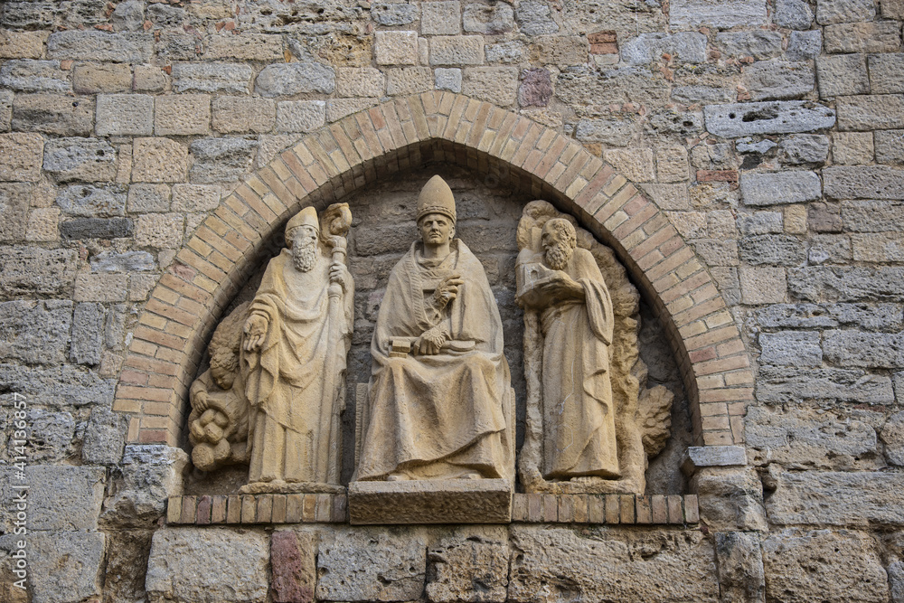 Gruppo scultoreo nella facciata del Duomo di Volterra