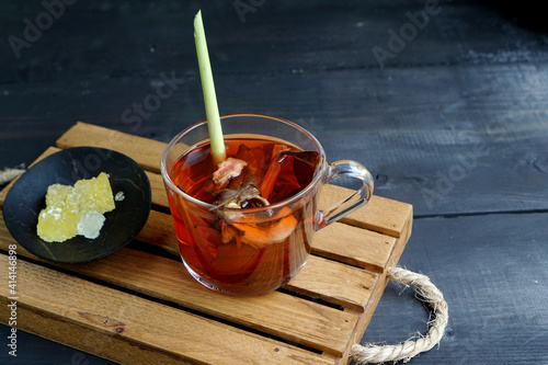 Foto Javanese and Yogyakarta traditional herb drink, called wedang uwuh consist of cinnamon, ginger, lemongrass, bay leaf, lime leaf, cardamom, clove, and lump sugar