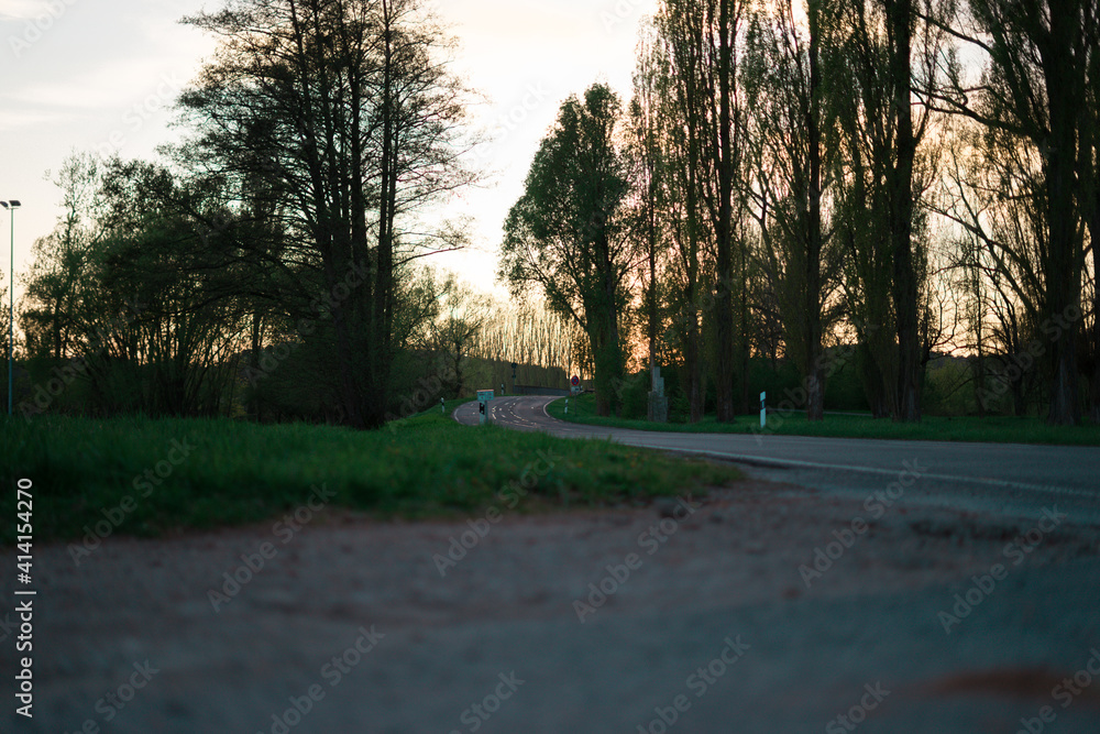 Obraz premium empty rural road in sunset