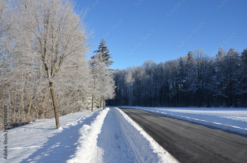 Straße führt durch vereiste Schneelandschaft