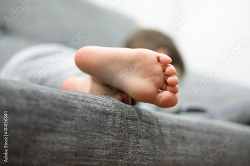 newborn feet in bed