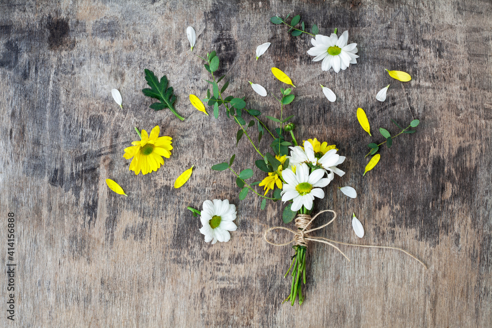 Obraz premium Bouquet daisy chamomile flowers on wooden garden table.