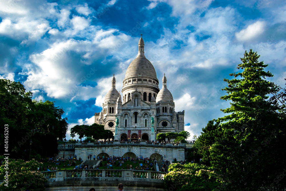 Fototapeta premium El Sacre Coeur desde los jardines de Montmartre