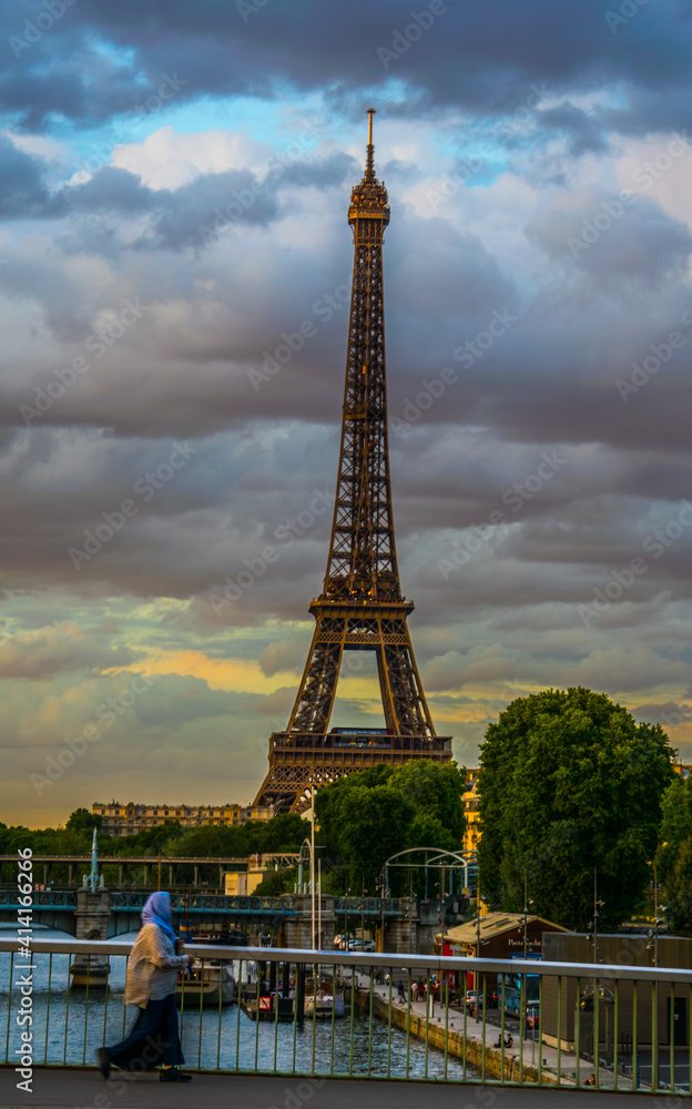 Fototapeta premium La Torre Eiffel y el río Sena desde uno de los puentes