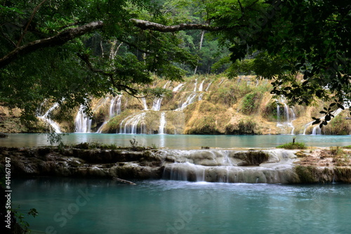 Paisajes de pozas escalonadas de agua  todas de color turquesa en el r  o Cahab  n  a su paso por el parque de Semuc Champey  en la selva del centro de Guatemala 