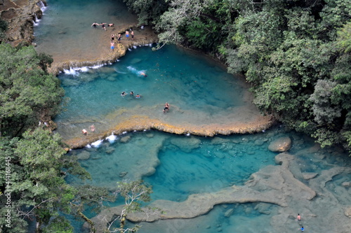 Paisajes de pozas escalonadas de agua, todas de color turquesa en el río Cahabón, a su paso por el parque de Semuc Champey, en la selva del centro de Guatemala  © Xavier