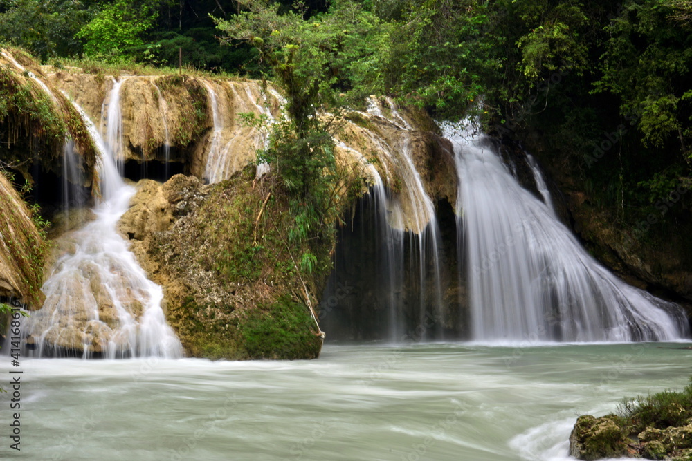 Fototapeta premium Paisajes de pozas escalonadas de agua, todas de color turquesa en el río Cahabón, a su paso por el parque de Semuc Champey, en la selva del centro de Guatemala 