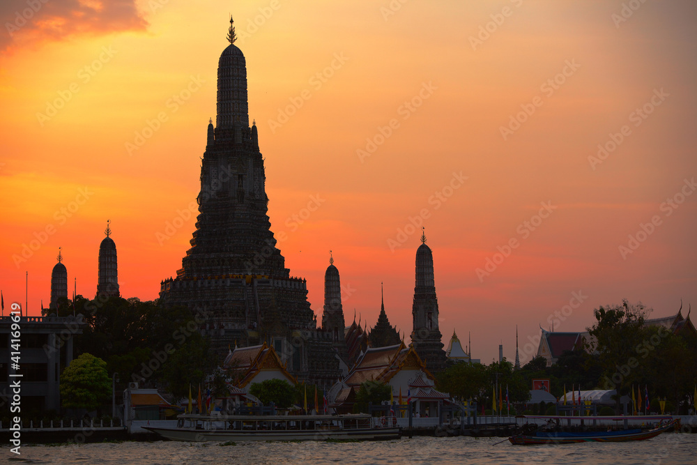 Obraz premium Temple of Dawn, sunset view, Bangkok, Thailand