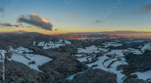 Sonnenuntergang im Winter mit Schnee und Eis mit Blick von der Rusel in Richtung Schaufling  und Landshut, Deutschland photo