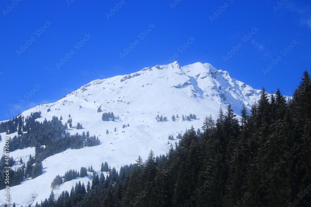 Blick in die schneebedeckten Alpen bei Saalbach Hinterglemm in Österreich
