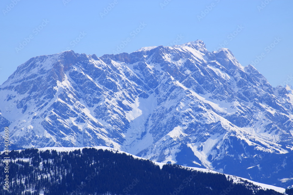 Obraz premium Blick in die schneebedeckten Alpen bei Saalbach Hinterglemm in Österreich