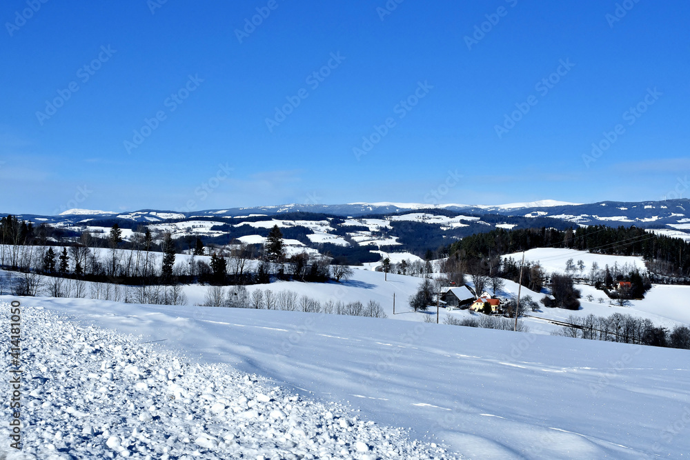 Großartige Winterlandschaft mit Blick auf den Hoch- und Niederwechsel in der Oststeiermark