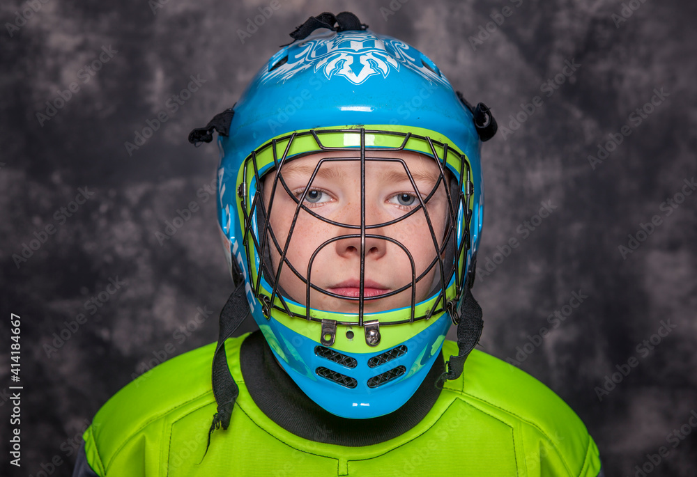 Obraz premium A young boy dressed as a hockey player.