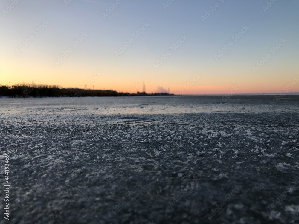 Озеро покрытое льдом