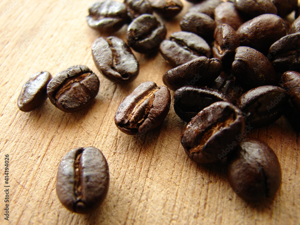 Naklejka premium roasted coffee beans, close up 
