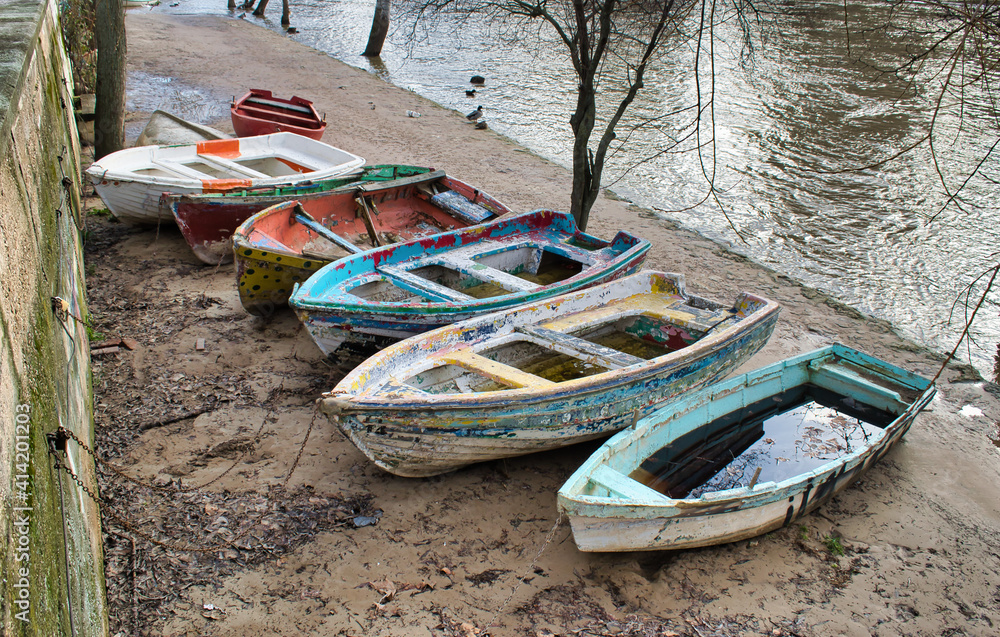 Antiguas y viejas barcas de madera abandonadas a la orilla del río Pisuerga a su paso por Valladolid