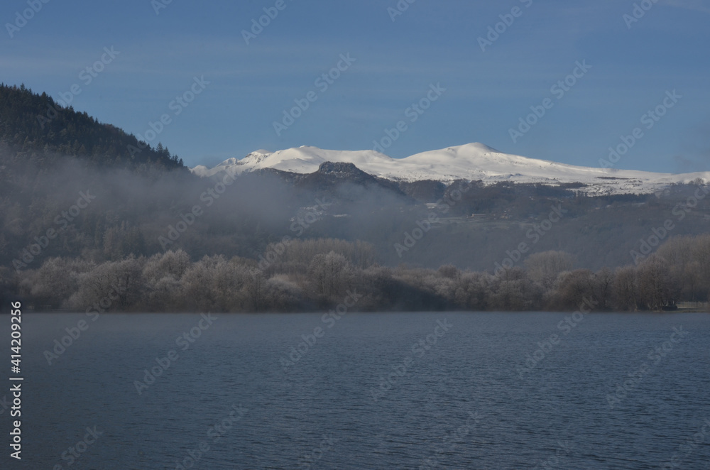 Massif du Sancy et lac Chambon. Auvergne, France.