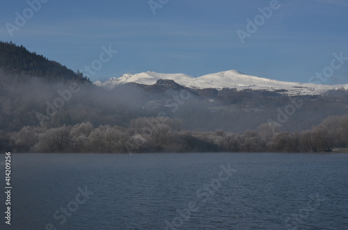 Massif du Sancy et lac Chambon. Auvergne, France.