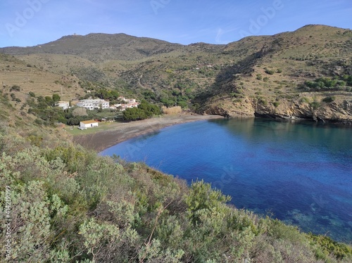 Vista de Cala Jòncols, lejana playa entre Roses y Cadaqués, rodeada de montañas y colinas rocosas. 