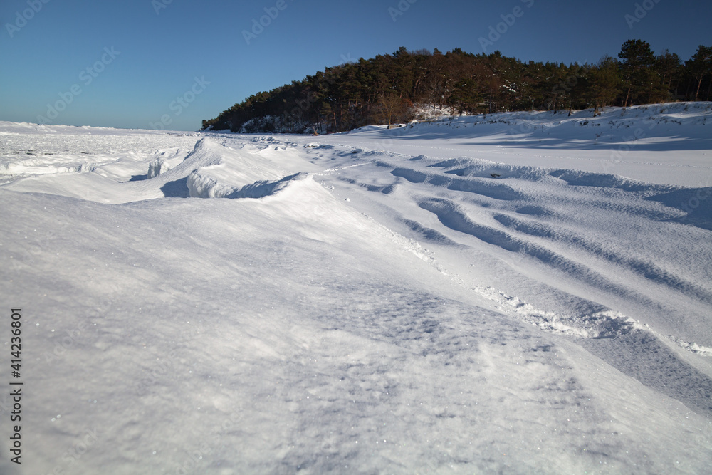 Zaspy śnieżne na bałtyckiej plaży, Międzyzdroje, Polska