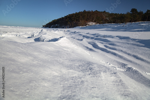 Fototapeta Naklejka Na Ścianę i Meble -  Zaspy śnieżne na bałtyckiej plaży, Międzyzdroje, Polska