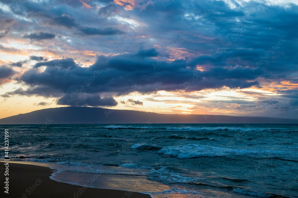 Obraz premium Pastel Sunset With Cloudy Sky over Stormy Windblown Sea