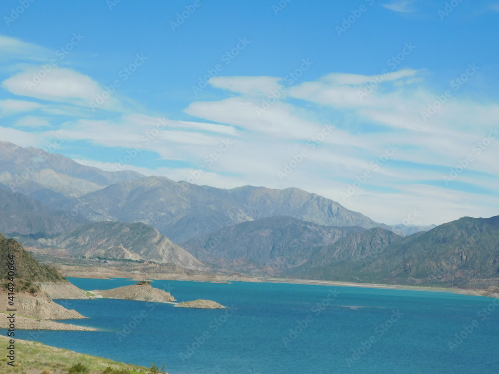 Paisaje de montañas y lagos. Mendoza, Argentina 