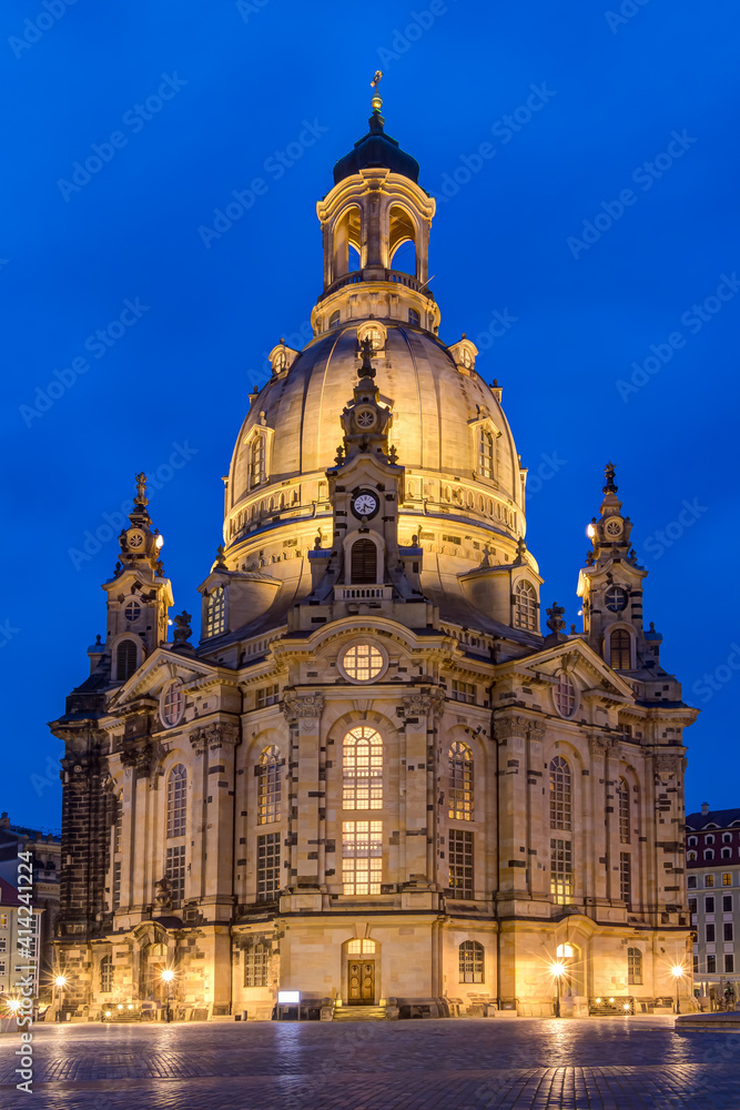 Die Frauenkirche Dresden auf dem historischen Neumarkt zur blauen Stunde