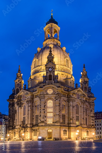 Die Frauenkirche Dresden auf dem historischen Neumarkt zur blauen Stunde