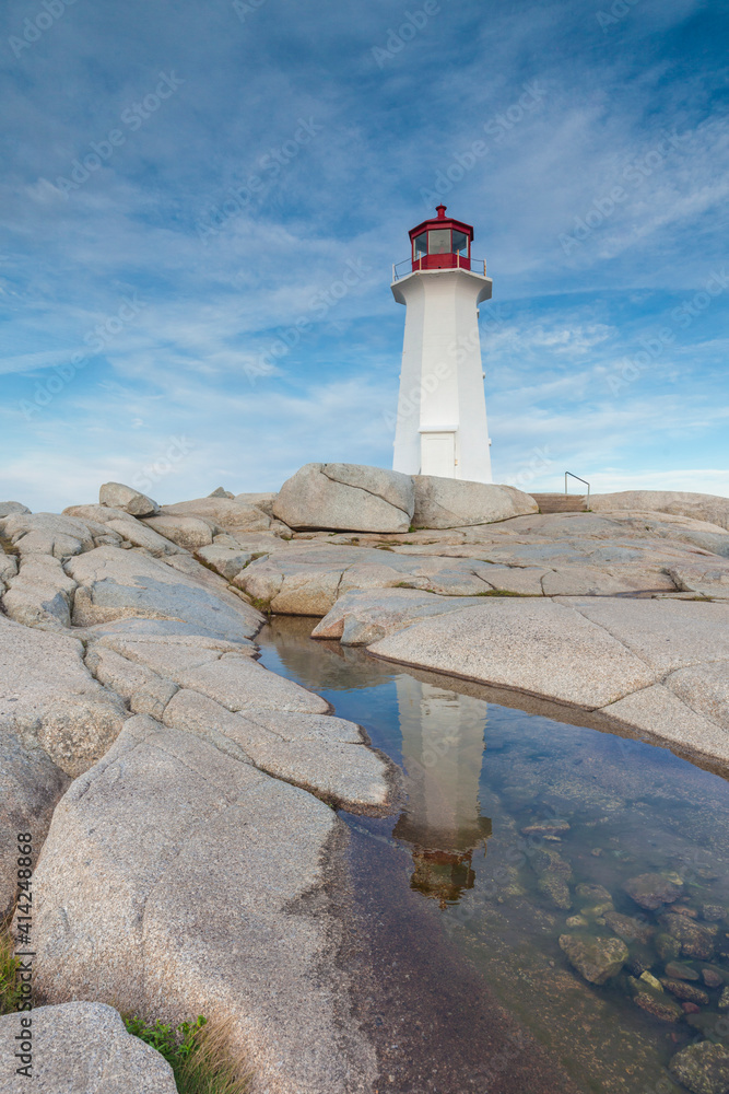 Obraz premium Canada, Nova Scotia, Peggy's Cove. Fishing village and Peggys Point Lighthouse.