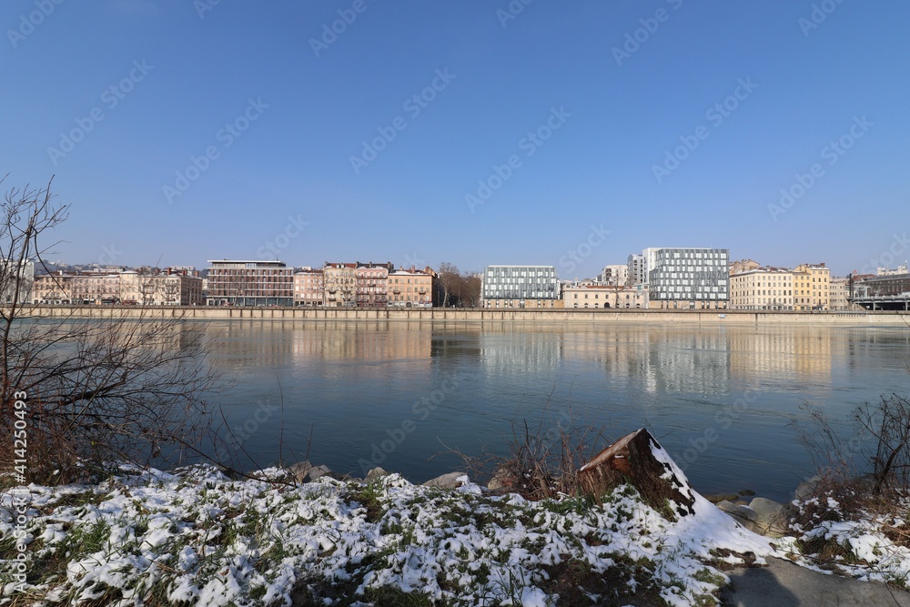 Fototapeta premium Immeubles sur le quai Perrache à Lyon le long du fleuve Rhône en hiver, ville de Lyon, département du Rhône, France