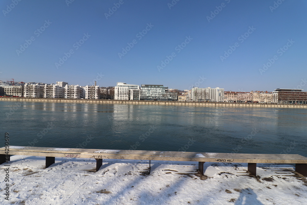 Naklejka premium Immeubles sur le quai Perrache à Lyon le long du fleuve Rhône en hiver, ville de Lyon, département du Rhône, France