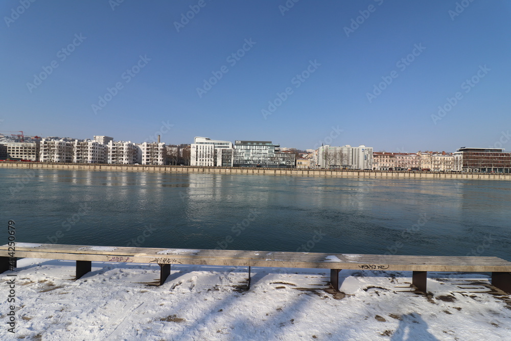 Immeubles sur le quai Perrache à Lyon le long du fleuve Rhône en hiver, ville de Lyon, département du Rhône, France