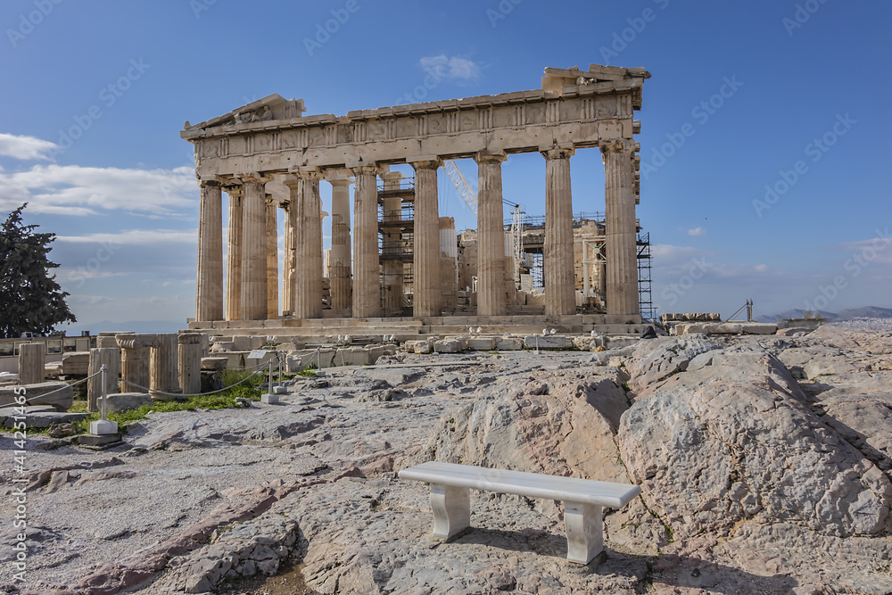 Obraz premium Picturesque view of Parthenon Temple (432 BC) dedicated to the goddess Athena at Acropolis hill. Athens, Greece.