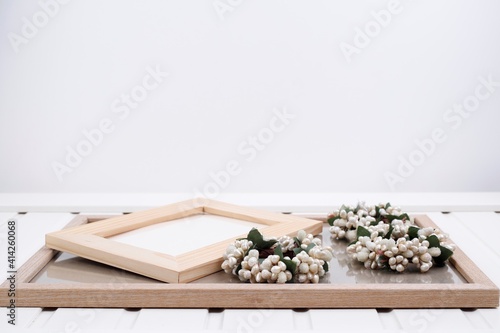 Ramki drewniane sosnowe i wianuszki białe z listkami 