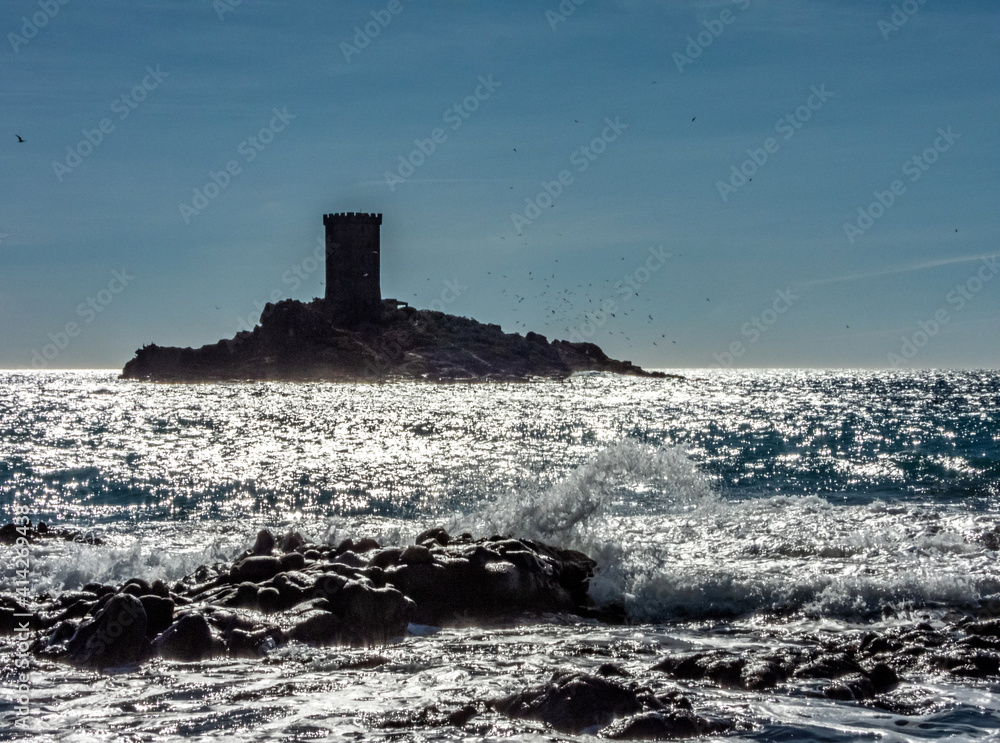 L'île d'Or et son château dans les premières lueurs du jour à Saint Raphaël sur la Côte d'Azur