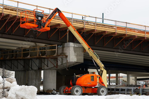 Fotografija telescopic elevator in the construction works of an overpass