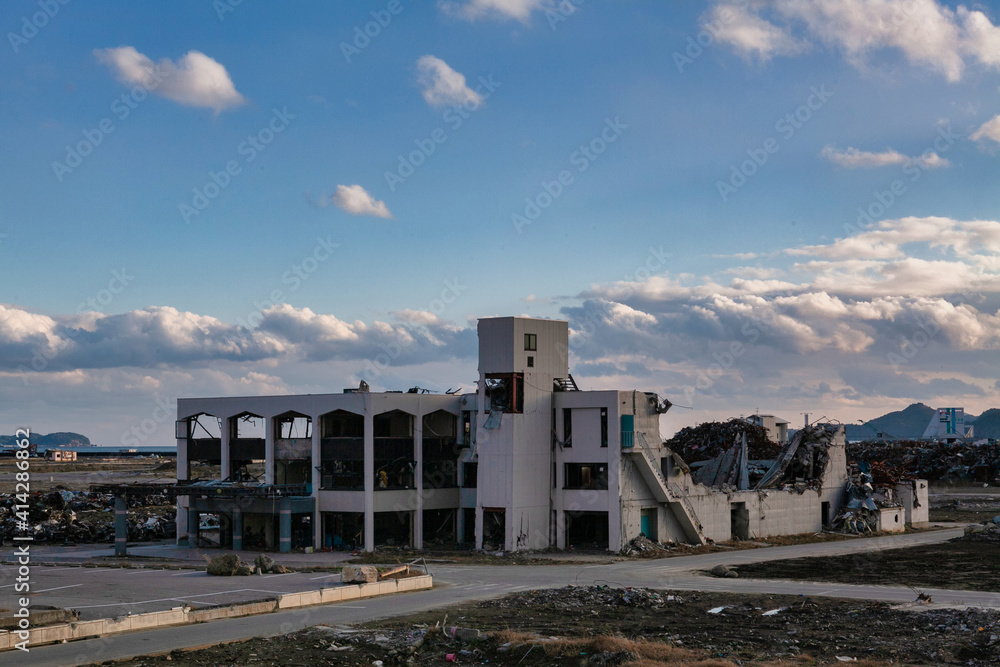 東日本大震災によって被害を受けた建物の写真　2011年12月10日撮影 岩手県陸前高田市気仙町
