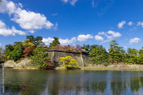 国宝松江城の堀と中櫓（御具足櫓）と南櫓