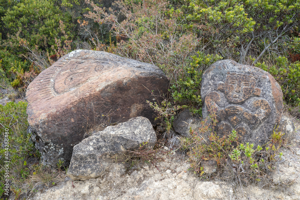 Sculptures sur pierre sur la route du Páramo de Ocetá, Monguí, Colombie