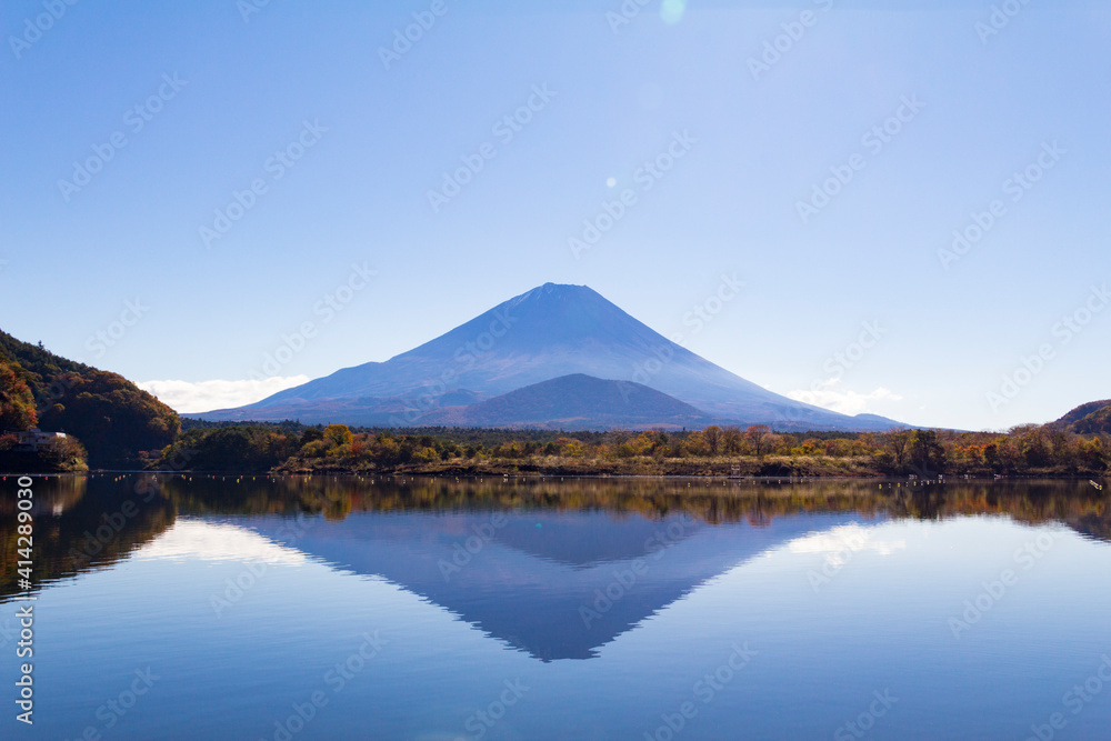 Obraz premium 精進湖の富士山。湖面に反射して映っている。逆さ富士。