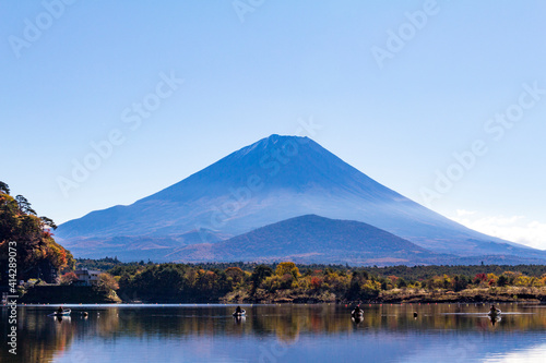 精進湖の富士山。湖面に反射して映っている。逆さ富士。