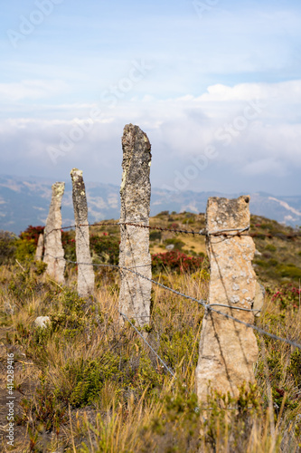 Piquets en pierre, sur le chemin du Páramo de Ocetá, Monguí, Colombie