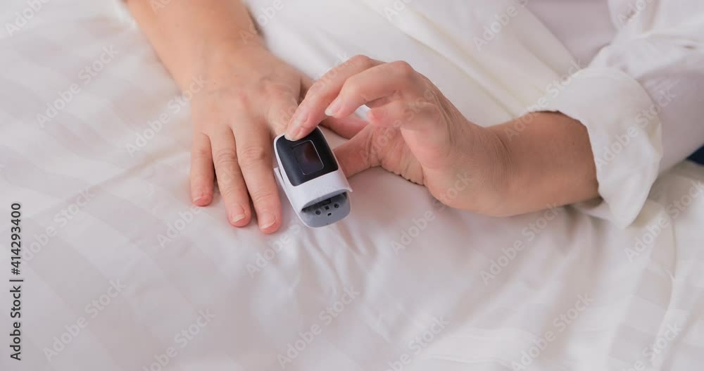 Pulse oximeter at home or clinic show oxygen saturation level in blood and heart rate. Finger pulseoximeter monitoring vital sign during virus infection of the lungs. Pensioner corona virus covid 19. Pulse oximeter at home or clinic show oxygen saturation level in blood and heart rate. Finger pulseoximeter monitoring vital sign during virus infection of the lungs. Pensioner corona virus covid 19.