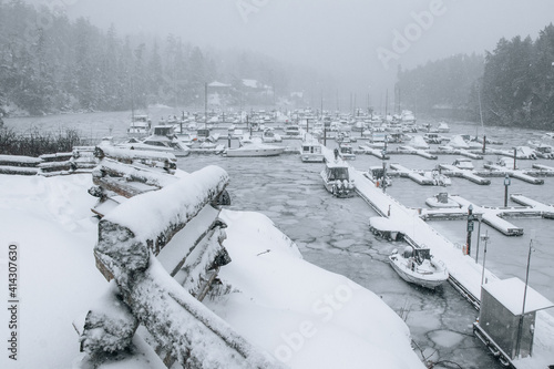 Fotografía Snow and ice in a marina on Vanvouver Island, British Columbia, Canada in Februa
