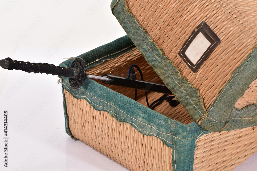 Obraz premium 柳行李と刀