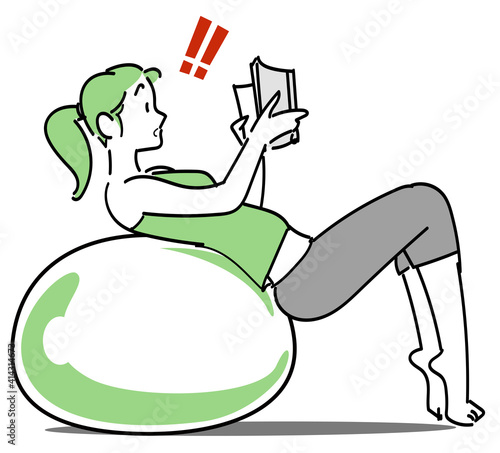 バランスボースにもたれかけながら本を読んで考え事をする女性