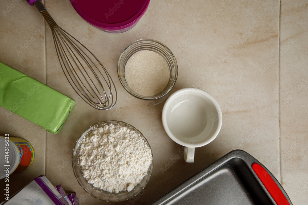 Ingredientes para hacer un panque de plátano. concepto de repostería en casa Ingredientes para hacer un panque de plátano. concepto de repostería en casa